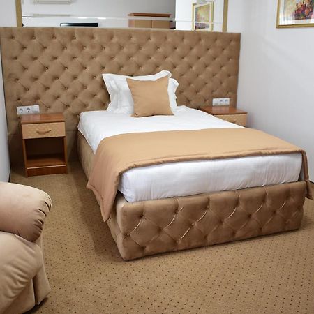Kurmet Hotel Uralsk Zewnętrze zdjęcie
