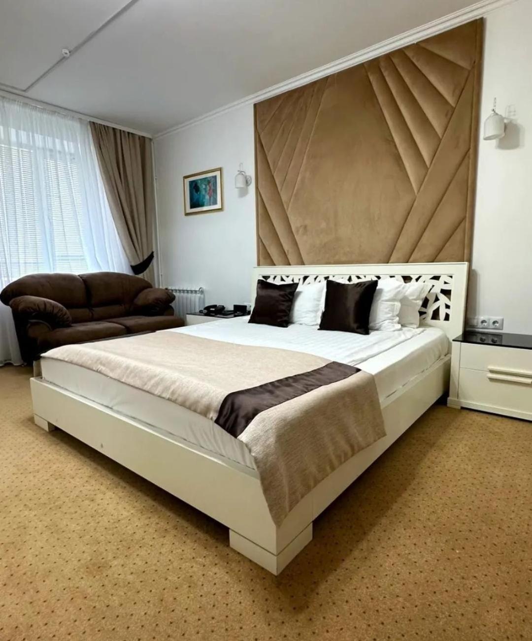 Kurmet Hotel Uralsk Zewnętrze zdjęcie