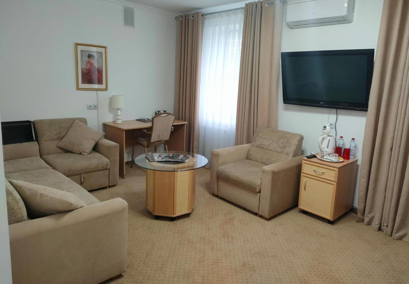 Kurmet Hotel Uralsk Zewnętrze zdjęcie