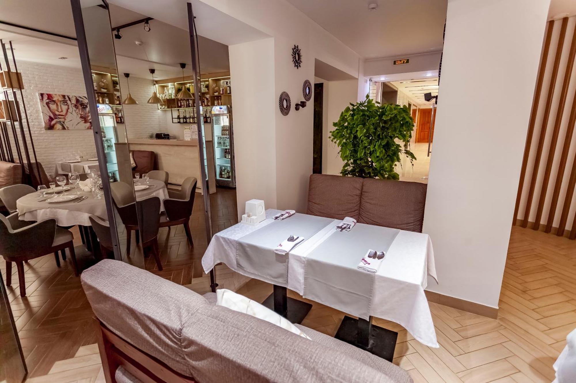 Kurmet Hotel Uralsk Zewnętrze zdjęcie