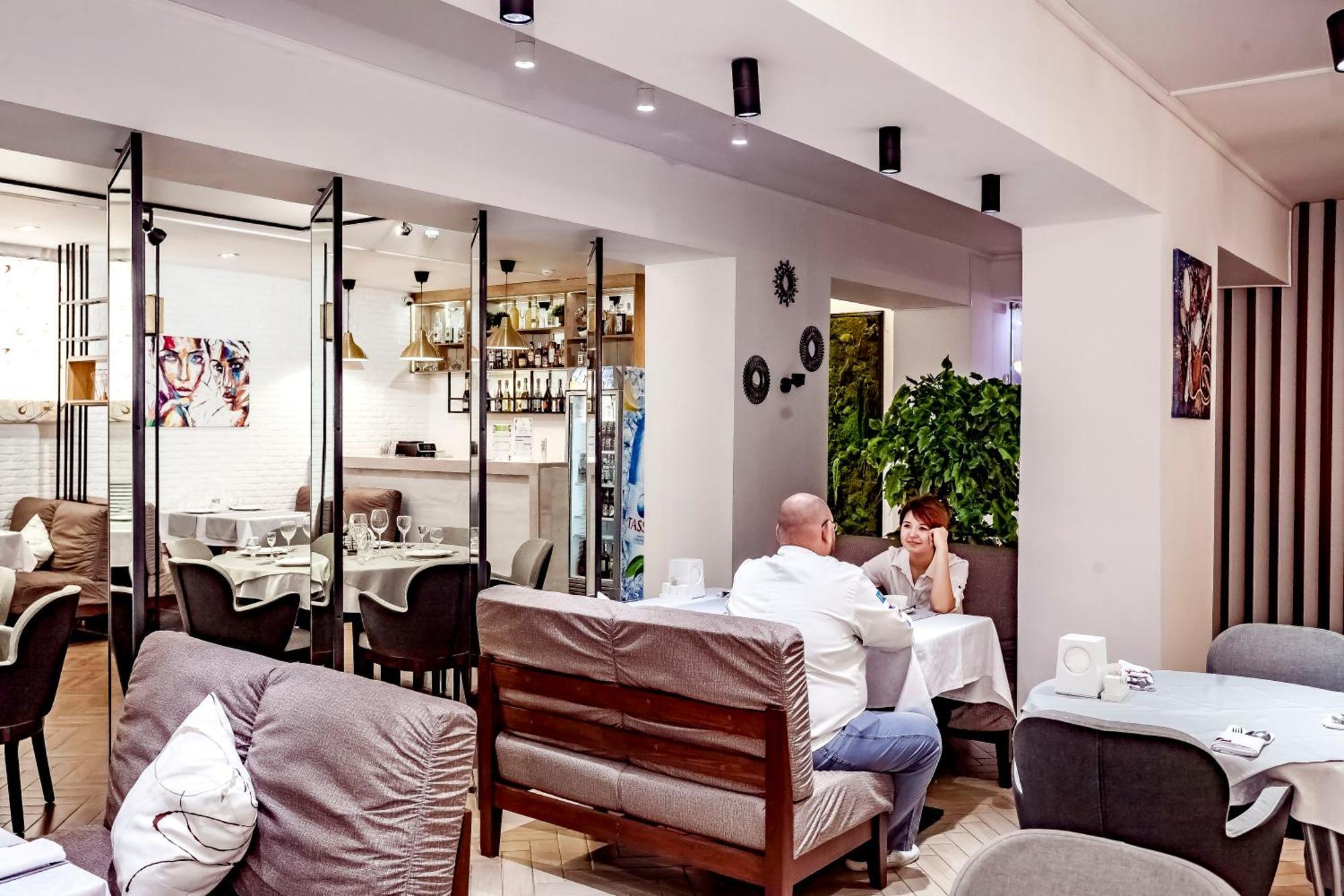 Kurmet Hotel Uralsk Zewnętrze zdjęcie