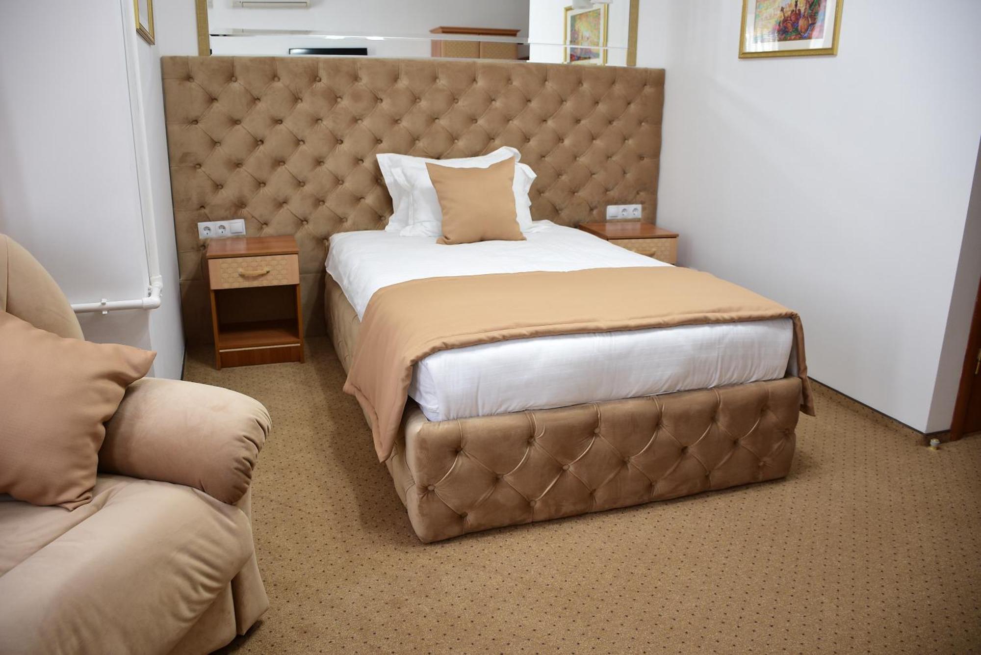 Kurmet Hotel Uralsk Zewnętrze zdjęcie
