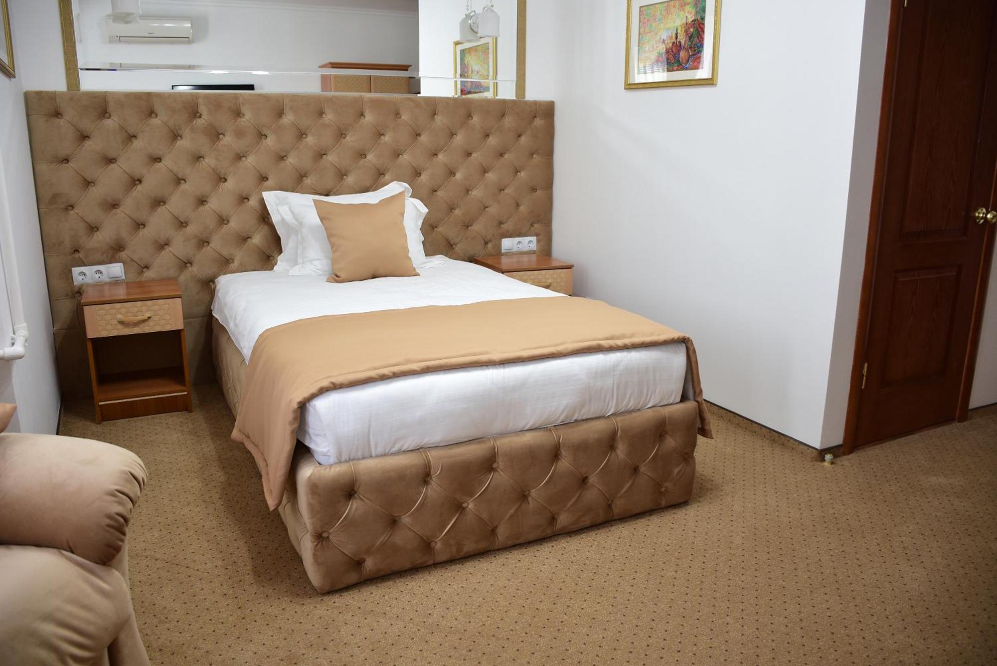 Kurmet Hotel Uralsk Zewnętrze zdjęcie
